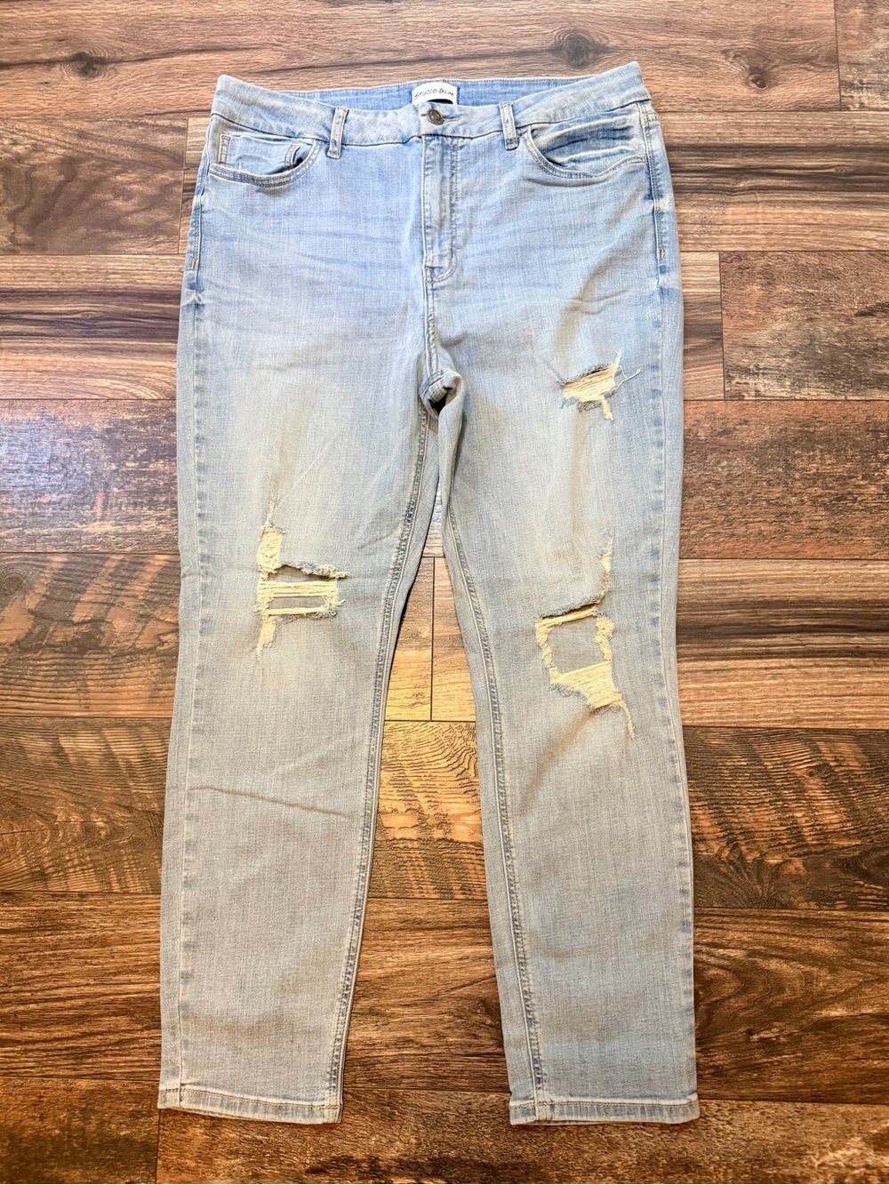 Studio Blue distressed skinny jeans size 33